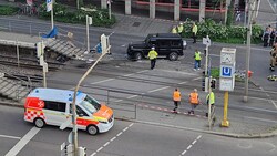Am Freitagabend ist ein Geländewagen in eine Menschenmenge in Stuttgart gefahren. (Bild: AFP/ANDREAS ROSAR)