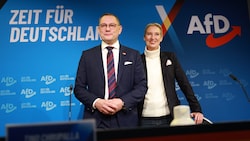 Der Verfassungsschutz hielt fest, dass auch Aussagen der Parteichefs Tino Chrupalla (50) und Alice Weidel (46) rechtsextrem seien. (Bild: EPA/CLEMENS BILAN)