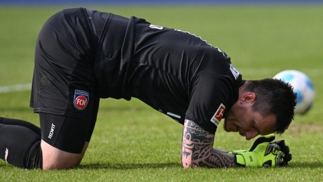 Kevin Müller blieb nach einem Zusammenstoß bewusstlos liegen. (Bild: AFP/APA/THOMAS KIENZLE)