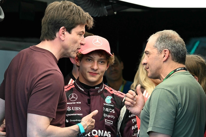 Toto Wolff (li.) freut sich mit Andrea Kimi Antonelli.