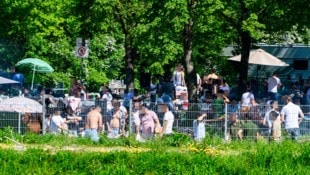 Die öffentliche Grillzone am Pichlinger See, direkt neben dem Durchreiseplatz, war bestens besucht. Nur der starke Qualm hatte sich um 14 Uhr bereits verzogen. (Bild: Kerschbaummayr Werner, Krone KREATIV)