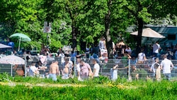 Die öffentliche Grillzone am Pichlinger See, direkt neben dem Durchreiseplatz, war bestens besucht. Nur der starke Qualm hatte sich um 14 Uhr bereits verzogen. (Bild: Kerschbaummayr Werner, Krone KREATIV)
