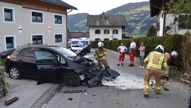 Zahlreiche Einsatzkräfte waren nach dem Unfall vor Ort. (Bild: ZOOM Tirol)