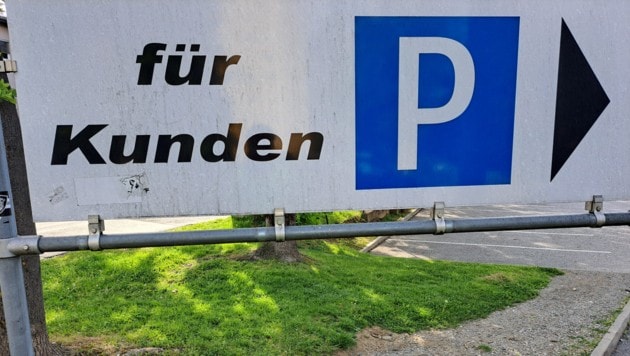 Auf dem Parkplatz eines Supermarktes wurde die 101-Jährige überrollt.  (Symbolfoto) (Bild: Eva Stockner)