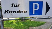 Auf dem Parkplatz eines Supermarktes wurde die 101-Jährige überrollt.  (Symbolfoto)