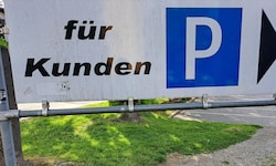 Auf dem Parkplatz eines Supermarktes wurde die 101-Jährige überrollt.  (Symbolfoto)