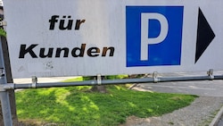 Auf dem Parkplatz eines Supermarktes wurde die 101-Jährige überrollt.  (Symbolfoto) (Bild: Eva Stockner)