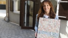 Anna Langer verkauft gesammelte Briefe ihrer verstorbenen Oma. (Bild: Jöchl Martin)