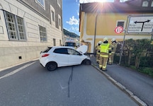 Die 68-jährige wurde erstversorgt und ins Krankenhaus Tamsweg gebracht. (Bild: Freiwillige Feuerwehr Tamsweg)