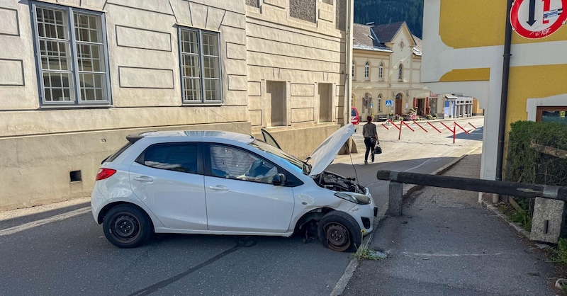 Das Auto prallte gegen die Begrenzung. (Bild: Freiwillige Feuerwehr Tamsweg)