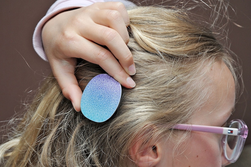 Der äußere Teil des Cochlea-Implantats (Bild: Crepaz Franz)