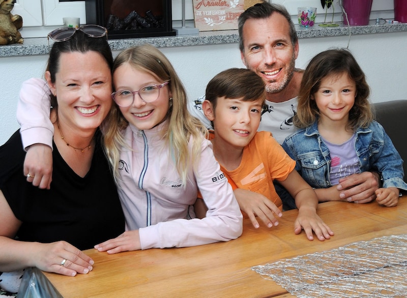 Sophia im Kreise ihrer Liebsten: Mama Kathrin, Papa Jürgen, Bruder Nicolas und Schwester Selena (Bild: Crepaz Franz)
