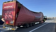 Nur die Lkw-Plane verhinderte, dass die Bierkisten auf die Fahrbahn stürzten. (Bild: FF-WR-NEUDORF.AT)