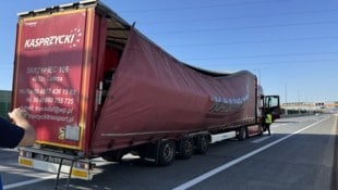Nur die Lkw-Plane verhinderte, dass die Bierkisten auf die Fahrbahn stürzten. (Bild: FF-WR-NEUDORF.AT)