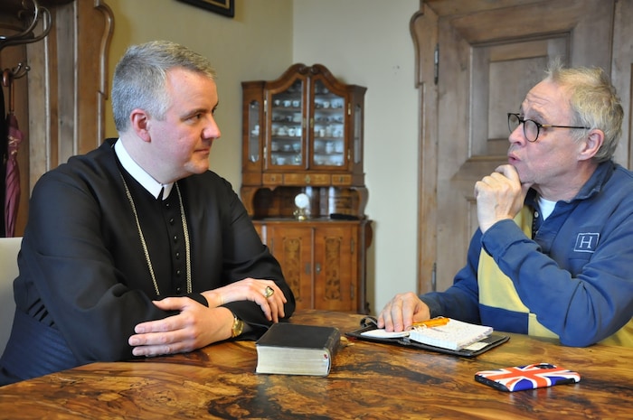 Patrick Schröder, der neue Abt von Stift Göttweig, im Gespräch mit „Krone“-Redakteur Mark Perry.