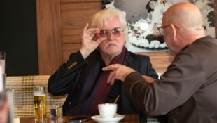 Der Vorarlberger Musiker, Autor und Filmemacher Reinhold Bilgeri spricht mit Robert Schneider über seinen dritten Roman „Das Gewissen der Tauben“. (Bild: Mathis Fotografie)