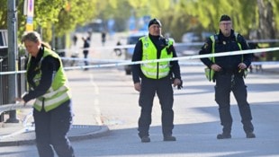 Nach den tödlichen Schüssen in Schweden sind bereits sechs Verdächtige festgenommen worden (Bild vom Tatort). (Bild: EPA/FREDRIK SANDBERG)