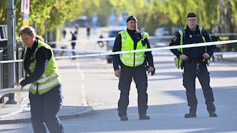 Nach den tödlichen Schüssen in Schweden sind bereits sechs Verdächtige festgenommen worden (Bild vom Tatort). (Bild: EPA/FREDRIK SANDBERG)