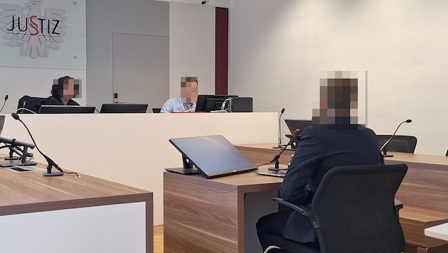 Ruhig und sachlich schilderte die Angeklagte den angeblichen Vorfall. „Wir hatten nie ein rotes Gemüsemesser daheim.“ (Bild: HS, Krone KREATIV)