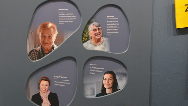 Vier Frauen erzählen ihre Geschichte. Leopoldine Grabner war eine „Mörtelfrau“, Uschi Horak studierte als eine der ersten Frauen Bauingenieurswesen, Sonja Birics hat ein eigenes Planungs- und Sachverständigenbüro und Carla Schiller hat Architektur studiert und wird das Familienunternehmen übernehmen.  (Bild: Charlotte Titz)
