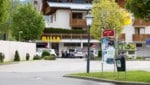 Auf diesem Parkplatz spielte sich in der Nacht auf heute, Samstag, das tödliche Drama ab. (Bild: Roland Hölzl)