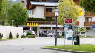 Auf diesem Parkplatz spielte sich in der Nacht auf heute, Samstag, das tödliche Dramab ab. (Bild: Roland Hölzl)