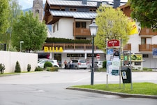 Auf diesem Parkplatz spielte sich in der Nacht auf heute, Samstag, das tödliche Drama ab. (Bild: Roland Hölzl)
