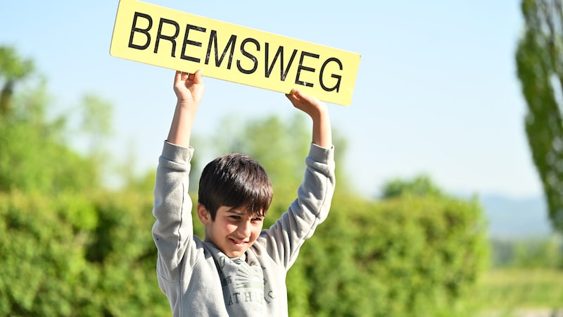 Wie lange ist der Bremsweg, fragten sich die Kinder? (Bild: Wenzel Markus)
