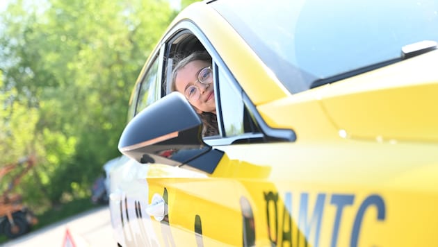 Clara durfte als erste im Auto Platz nehmen. (Bild: Wenzel Markus)