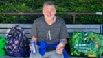 Johannes Seidl sammelt regelmäßig Pfandgebinde in Linz und bringt sie zu einer Sammelstelle zurück. Damit verdient sich der 63-Jährige Geld dazu. (Bild: Kerschbaummayr Werner)