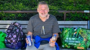 Johannes Seidl sammelt regelmäßig Pfandgebinde in Linz und bringt sie zu einer Sammelstelle zurück. Damit verdient sich der 63-Jährige Geld dazu. (Bild: Kerschbaummayr Werner)