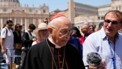 Vor der Papst-Wahl am Mittwoch treffen die Kardinäle nach und nach in Rom ein.