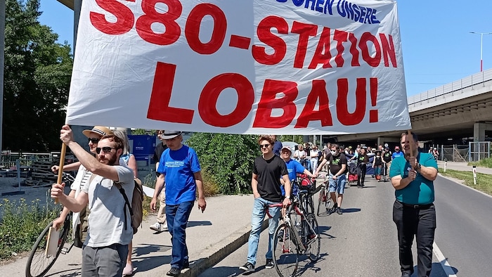 Immer wieder werden Demos organisiert, die die Wiedereröffnung dieser wichtigen S80-Station ins Bewusstsein der Anrainer und der Wiener Bevölkerung bringen soll. 