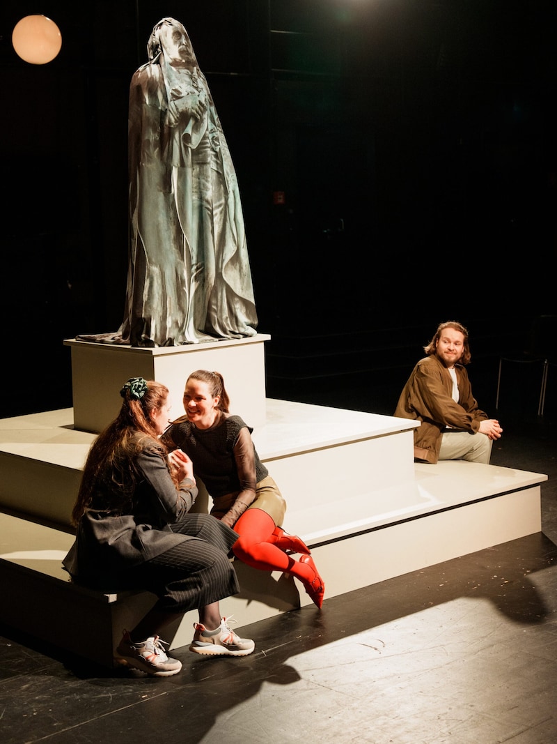 Rausch, Layher und Ostanek (v. li.) am Fuße der Statue (Bild: Lex Karelly)