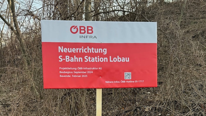 Anfang Februar 2024 hatten Unbekannte ein falsches Schild im ÖBB-Design in der Nähe der ehemaligen Station Lobau aufgestellt und kündigen zur Freude vieler die Neuerrichtung der Station an. Die Aufregung im Grätzel war groß. 