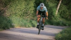 Ein Rennradfahrer wurde schwer verletzt (Symbolbild) (Bild: Wallner Hannes)
