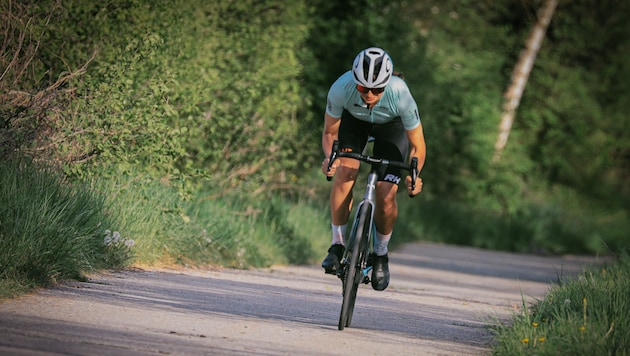 Ein Rennradfahrer wurde schwer verletzt (Symbolbild) (Bild: Wallner Hannes)