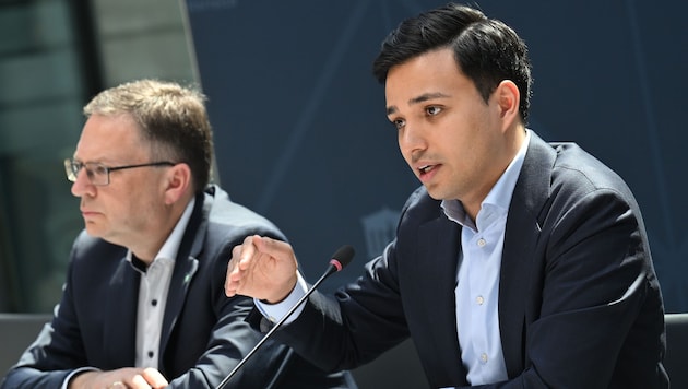 Die Klubobmänner von ÖVP und NEOS: August Wöginger und Yannick Shetty (Bild: APA/HELMUT FOHRINGER)