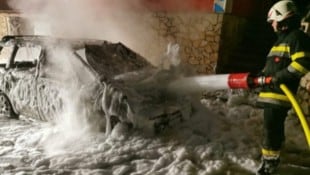 Vor einem Wohnhaus brannte auch ein Auto lichterloh. Die Feuerwehr konnte gerade noch Schlimmeres verhindern. (Bild: FF Schildbach)
