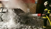 Vor einem Wohnhaus brannte auch ein Auto lichterloh. Die Feuerwehr konnte gerade noch ...