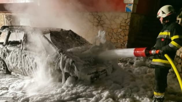 Vor einem Wohnhaus brannte auch ein Auto lichterloh. Die Feuerwehr konnte gerade noch Schlimmeres verhindern. (Bild: FF Schildbach)