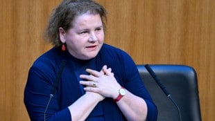 Sozialministerin Schumann mit einem Herz für ... Dienstautos? (Bild: APA/ROLAND SCHLAGER)