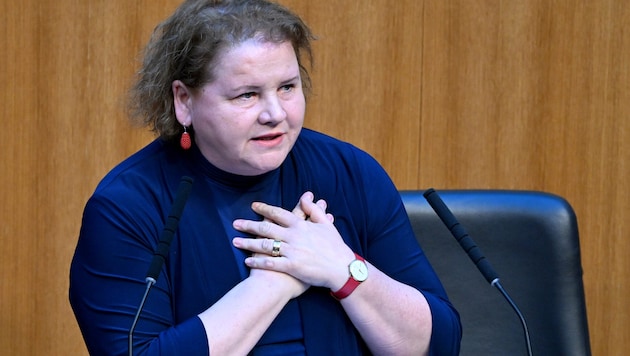 Sozialministerin Schumann mit einem Herz für ... Dienstautos? (Bild: APA/ROLAND SCHLAGER)
