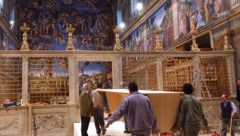 Die Vorbereitungen in der Sixtinischen Kapelle beginnen.