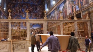 Die Vorbereitungen in der Sixtinischen Kapelle beginnen. (Bild: AP/AP ( via APA) Austria Presse Agentur)