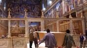 Die Vorbereitungen in der Sixtinischen Kapelle beginnen.