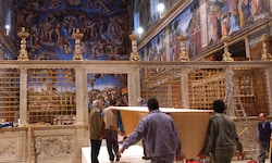 Die Vorbereitungen in der Sixtinischen Kapelle beginnen.
