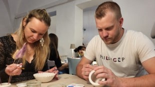 Konzentriert versuchen wir die blassen Gegenstände zu bemalen und ihnen Leben einzuhauchen. 