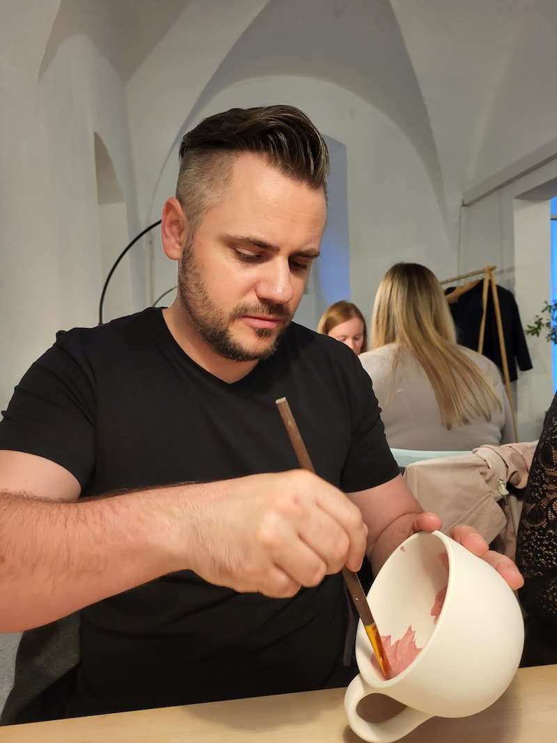 Auch innen gehört die Tasse verschönert. (Bild: Christian Krall)