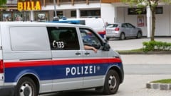 Am Tag danach: Eine Frau wurde auf diesem Parkplatz in Maria Alm mit einem Kopfschuss hingerichtet. (Bild: Roland Hölzl)